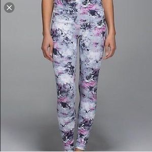 Lululemon Wonder Under size 4, Moody Mirage White